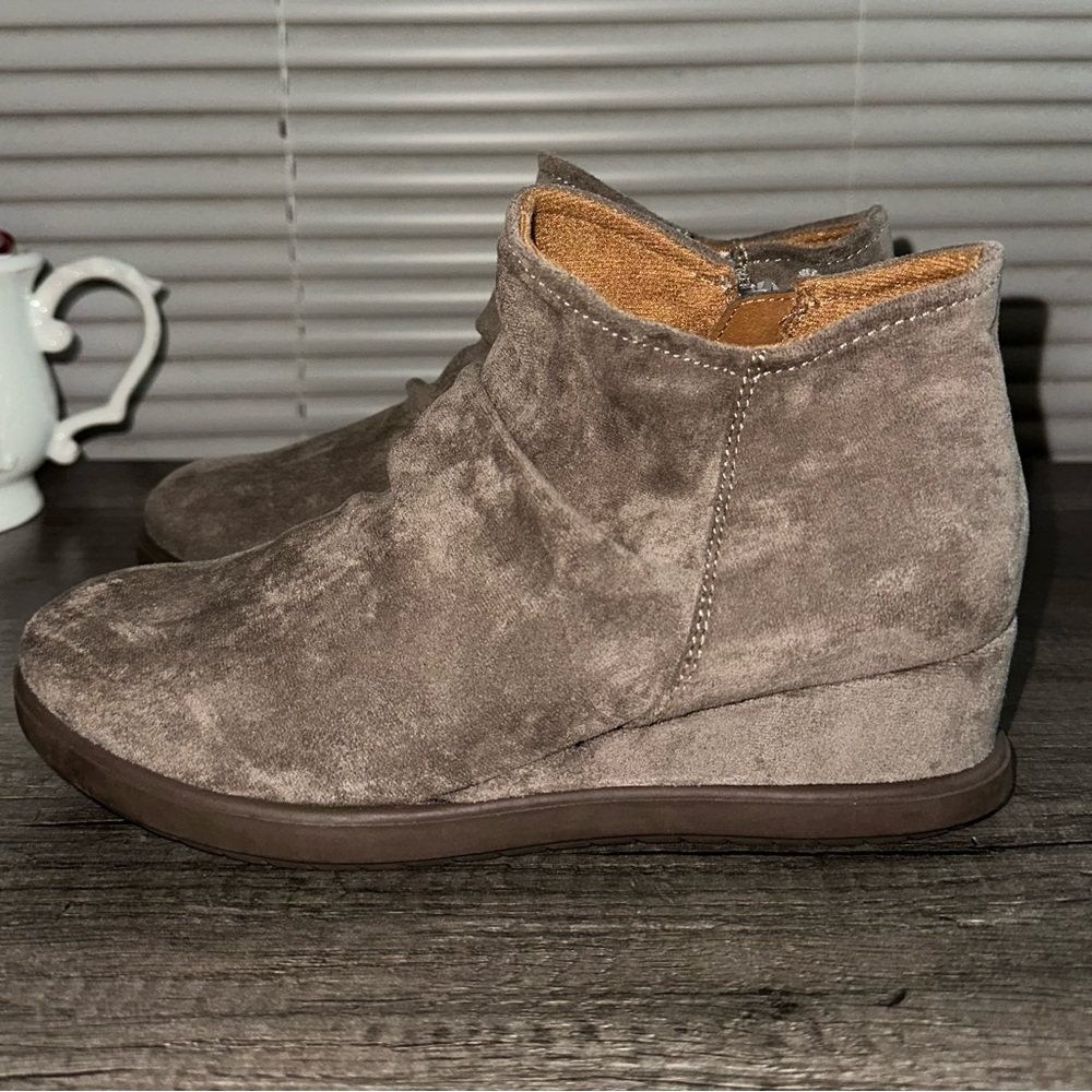 EuroSoft by Sofft Jora Wedge Ankle Faux Suede Bootie Size‎ 7.5 *FLAWS*